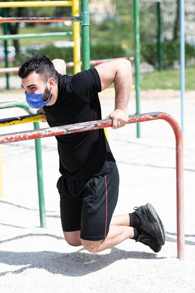Młody Sportowiec Ćwiczący Triceps Siłowni Świeżym Powietrzu Ćwiczenia Street Workout — Zdjęcie stockowe