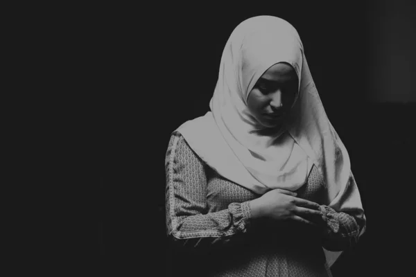 Belle Femme Musulmane Habillée Hijab Dans Mosquée Priant — Photo