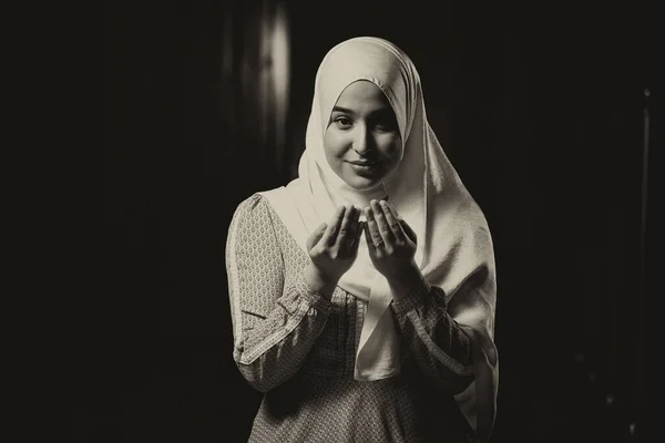 Humble Muslim Woman Holding Hands Praying Peace — Stock Photo, Image