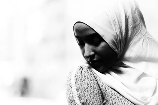 Schöne Muslimin Hijab Kleid Moschee Und Beim Beten — Stockfoto