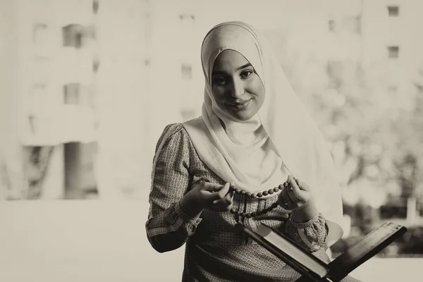 Mooie Moslimvrouw Hidjabjurk Zittend Moskee Biddend Met Koran — Stockfoto