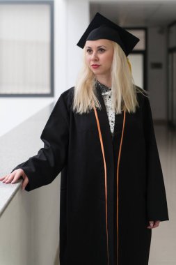 Genç Mutlu Kadın Üniversitesi Mezuniyet Gününde Eğitimini Kutlamak İçin Mezuniyet Elbisesi ve Kaptanı