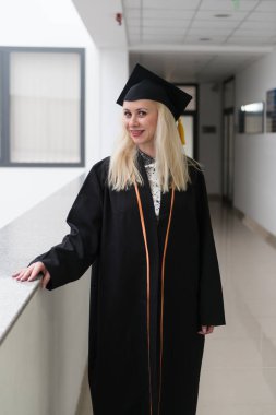 Mutlu Şirin Sarışın Kafkasyalı Mezuniyet Kızı Gülümsüyor Siyah Havan Kurulunda