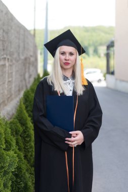 Genç Mutlu Kadın Üniversitesi Mezuniyet Gecesi ve Cap Mezuniyet Gününde Eğitimini Kutlamak İçin Diploma Aldı