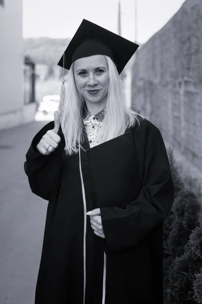 勃隆德女子学院或高中毕业生自信地戴着黑帽 在毕业典礼上脱颖而出 — 图库照片