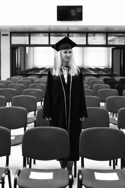 Випускники Університету Щаслива Жінка Випускній Сукні Капюшоні Відзначають Успіхи Освіті — стокове фото