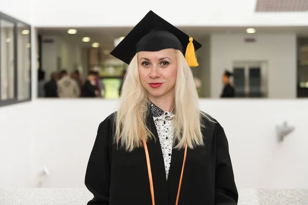 Young Happy Woman University Afgestudeerden Graduation Gown Cap Haar Onderwijs — Stockfoto