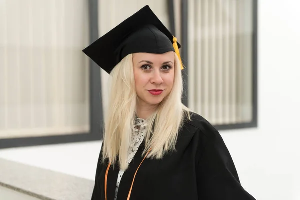 Feminino Blonde College High School Graduate Confidently Vestindo Preto Cap — Fotografia de Stock