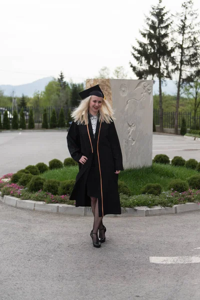 Mladá Šťastná Žena Univerzitní Absolventi Absolventské Šaty Čepice Držitelem Diplomu — Stock fotografie