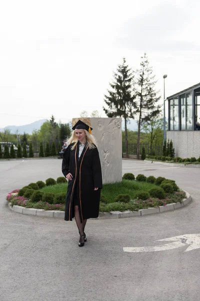 Femme Blonde Collège Lycée Diplômé Porter Confidentiellement Casquette Noire Robe — Photo