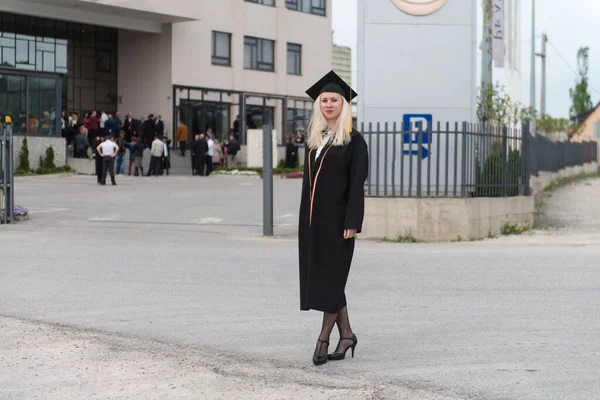 Jeune Femme Heureuse Diplômée Université Robe Remise Des Diplômes Cap — Photo