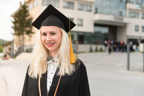 Happy Roztomilé Blondýny Kavkazský Grad Dívka Usmívá Ona Černé Malty — Stock fotografie