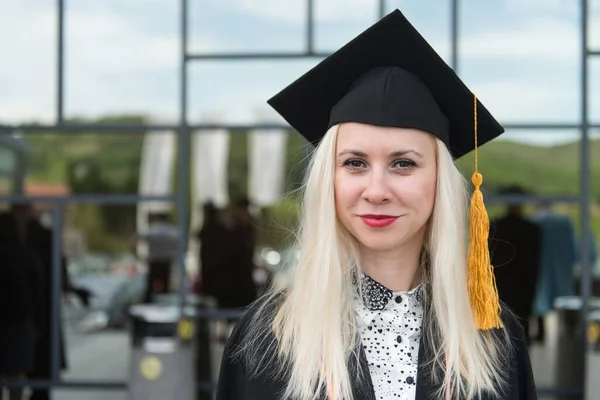 Młoda Szczęśliwa Kobieta Absolwentka Uniwersytetu Sukni Absolwentów Cap Posiada Certyfikat — Zdjęcie stockowe