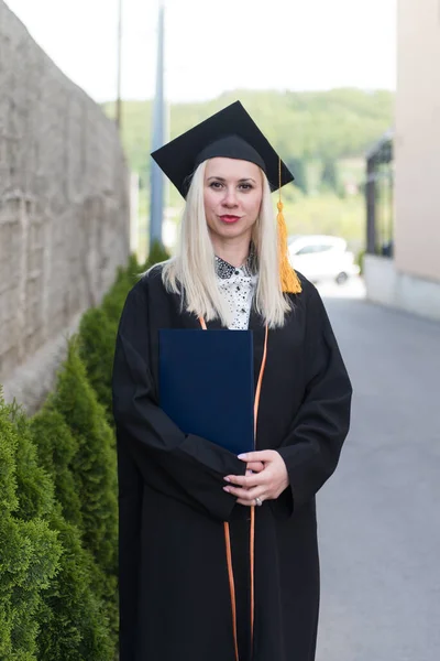 Joven Mujer Feliz Graduados Universitarios Vestido Graduación Cap Tiene Certificado — Foto de Stock