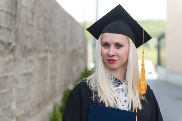 Молода Щаслива Жінка Університет Випускник Сукня Шапка Має Сертифікат Святкування — стокове фото