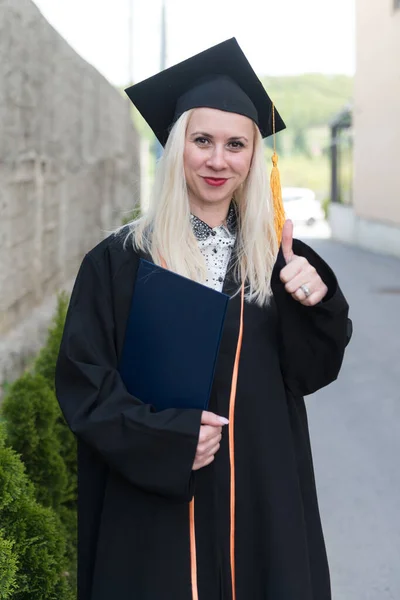 Donna Bionda College High School Laureato Con Fiducia Indossare Cappello — Foto Stock