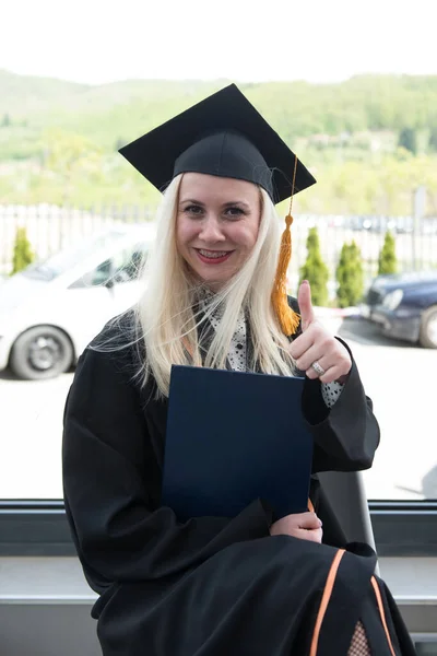 Młoda Szczęśliwa Kobieta Absolwentka Uniwersytetu Sukni Absolwentów Cap Posiada Certyfikat — Zdjęcie stockowe