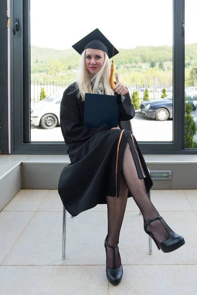 Жіночий Коледж Блондинки Або Старшокласник Упевнено Вдягає Чорну Кепку Сукню — стокове фото