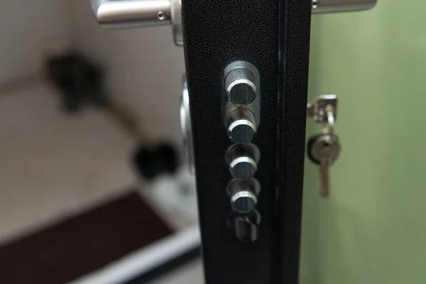 Σύγχρονο Μεταλλικό Κλειδί Και Κλειδαρότρυπα Και Πόρτα Πολύ Ανθεκτικό Πόρτα — Φωτογραφία Αρχείου