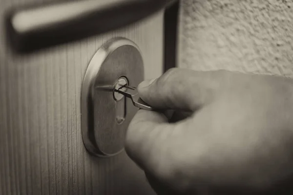 Замикання Або Розблокування Дверей Допомогою Ключа Рукою — стокове фото