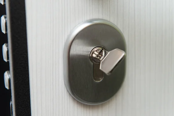 现代金属钥匙 钥匙孔和门 非常坚固的钢门 — 图库照片