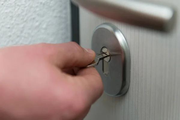 Tür Mit Schlüssel Mit Der Hand Verschließen Oder Entriegeln — Stockfoto