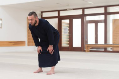 Genç Müslüman adam geleneksel dua Tanrı'ya geleneksel kap dishdasha giyen süre yapım