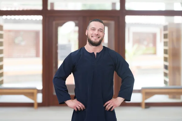Retrato Homem Muçulmano Adulto Está Orando Mesquita Enquanto Vestindo Tampão — Fotografia de Stock