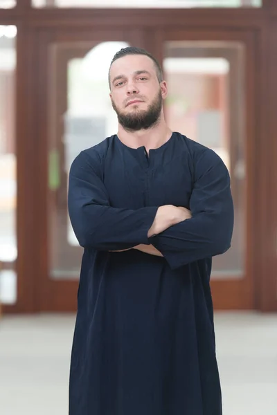 Portrait Homme Musulman Adulte Prie Dans Mosquée Tout Portant Chapeau — Photo