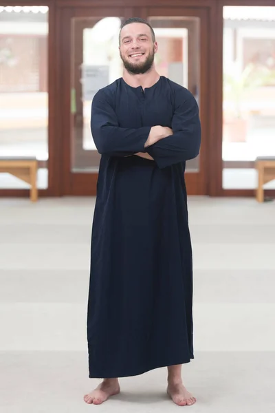 Porträtt Ung Muslimsk Man Som Gör Traditionell Bön Till Gud — Stockfoto