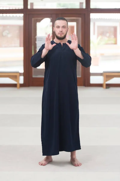 Ung Muselman Gör Traditionell Bön Till Gud Allah Medan Bär — Stockfoto