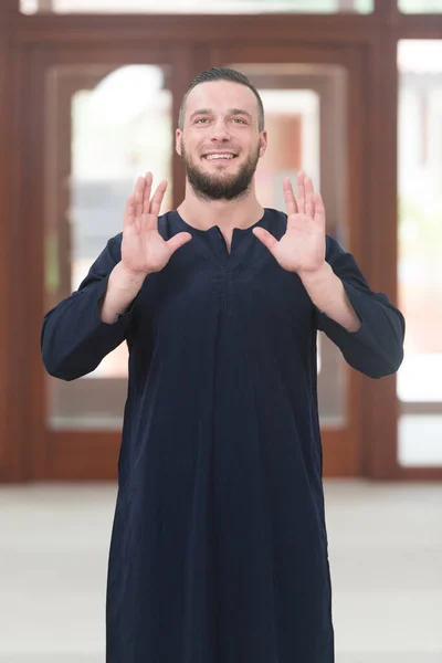 Młody Muzułmanin Robi Tradycyjną Modlitwę Boga Allaha Nosząc Tradycyjną Czapkę — Zdjęcie stockowe