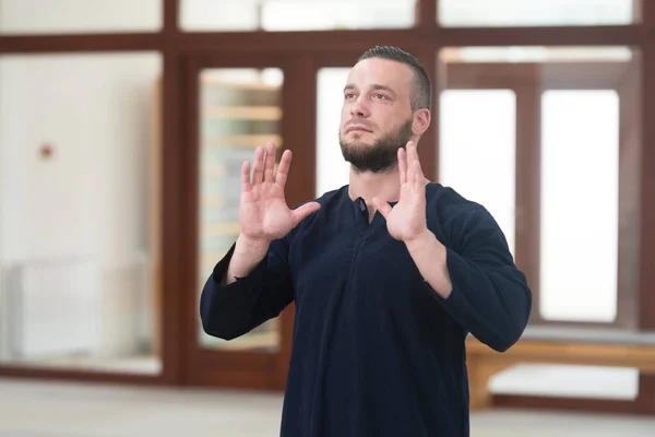 Młody Człowiek Muzułmańskich Tradycyjne Modlitwy Boga Podczas Noszenia Tradycyjnych Czapka — Zdjęcie stockowe