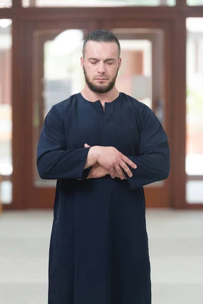 Młody Człowiek Muzułmańskich Tradycyjne Modlitwy Boga Podczas Noszenia Tradycyjnych Czapka — Zdjęcie stockowe
