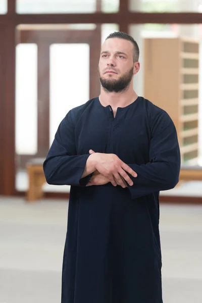 Jovem Muçulmano Fazendo Oração Tradicional Deus Enquanto Vestindo Boné Tradicional — Fotografia de Stock