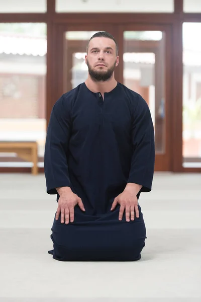Young Muslim Man Making Traditional Prayer God While Wearing Traditional — Stock Photo, Image