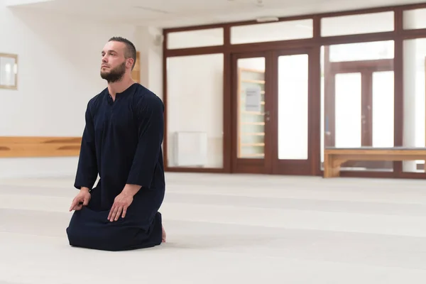 Mladý Muslim Muž Dělat Tradiční Modlitbu Bohu Alláhovi Zatímco Sobě — Stock fotografie
