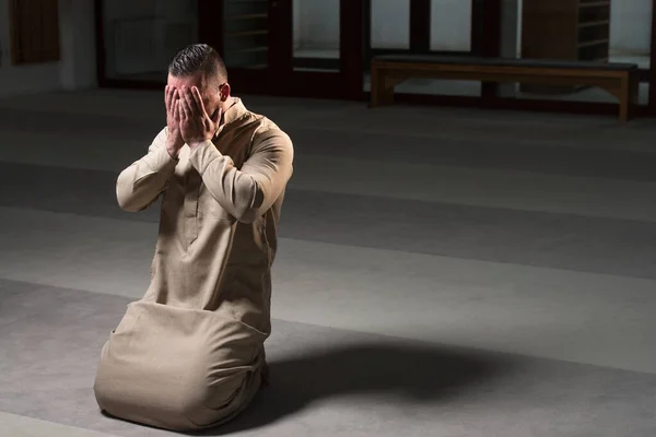 Jovem Muçulmano Fazendo Oração Tradicional Deus Enquanto Vestindo Boné Tradicional — Fotografia de Stock