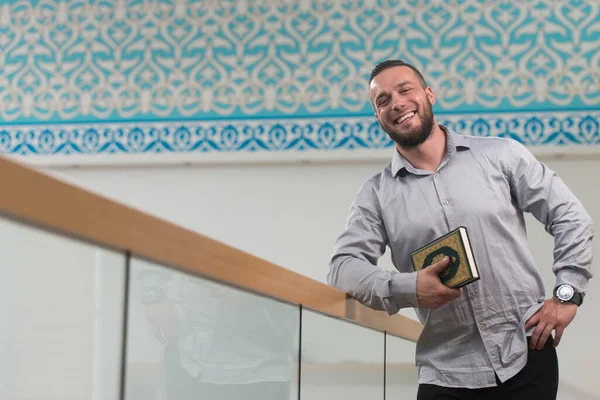 Retrato Homem Muçulmano Segurando Sagrado Livro Islâmico Alcorão Mesquita — Fotografia de Stock