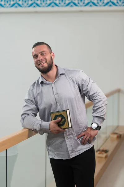 聖なるイスラーム書を持つムスリム男性の肖像 コーランモスク — ストック写真