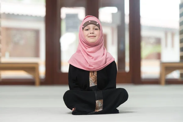 Πορτρέτο Ενός Νεαρού Μουσουλμάνου Κοριτσιού Που Κάνει Παραδοσιακή Προσευχή Στο — Φωτογραφία Αρχείου