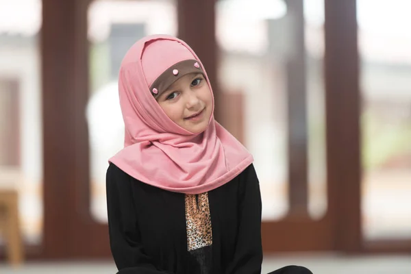 Porträtt Ett Ungt Muslimskt Barn Ber Moskén Medan Bär Traditionell — Stockfoto