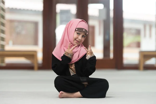 Retrato Uma Criança Muçulmana Jovem Está Orando Mesquita Enquanto Vestindo — Fotografia de Stock