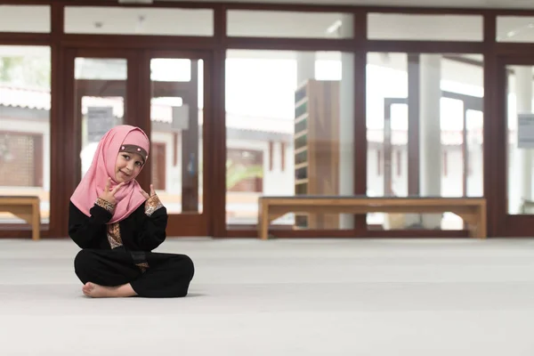 Πορτρέτο Ενός Νεαρού Μουσουλμάνου Κοριτσιού Που Κάνει Παραδοσιακή Προσευχή Στο — Φωτογραφία Αρχείου