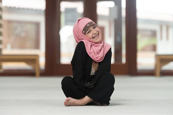 Portret Van Een Jong Moslim Kind Bidt Moskee Terwijl Het — Stockfoto