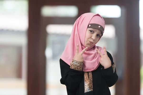 Menina Muçulmana Fazendo Oração Tradicional Deus Enquanto Vestindo Lenço Tradicional — Fotografia de Stock