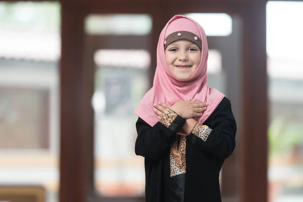 Porträt Eines Jungen Muslimischen Kindes Das Der Moschee Betet Während — Stockfoto
