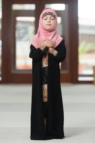年轻的穆斯林女孩头戴传统头巾向上帝祈祷 — 图库照片