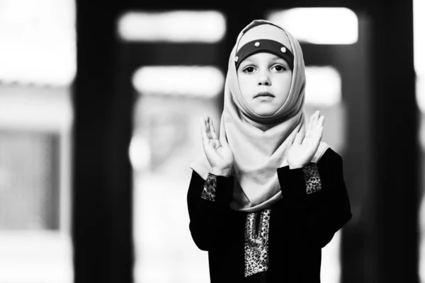 Молодая Мусульманка Совершает Традиционную Молитву Богу Надевая Традиционный Головной Платок — стоковое фото