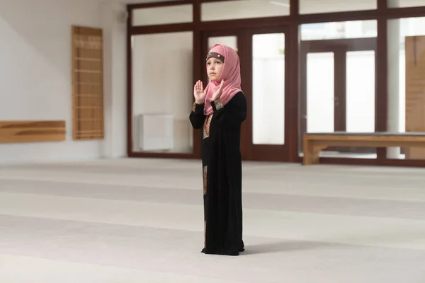 Młoda Muzułmanka Modli Się Tradycyjnie Boga Nosząc Tradycyjną Chustę Głowie — Zdjęcie stockowe